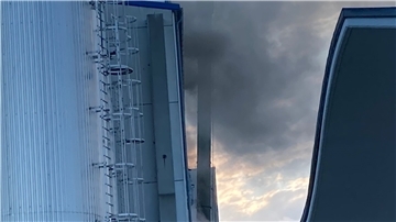 Feuer an einem Gebäude der Olenex-Raffinerie: Dunkle Rauchwolken stiegen auf, durch die Hitze geriet der Schornstein in Schieflage.