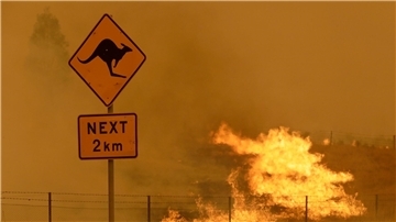 Feuer brennt im Gras in der Nähe von Bumbalong, südlich der australischen Hauptstadt Canberra.