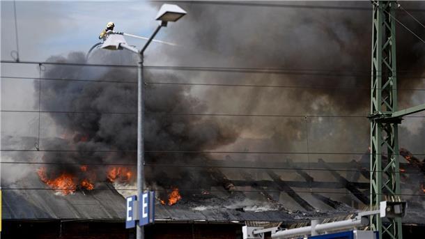 Feuer und Qualm auf dem Gelände vom Schweriner Bahnhof.