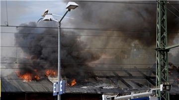 Feuer und Qualm auf dem Gelände vom Schweriner Bahnhof.