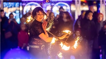 Feuerkünstlerin Nicole am Eröffnungstag beim Weihnachtsmarkt „Winterzauber“ in Berlin-Lichtenberg.