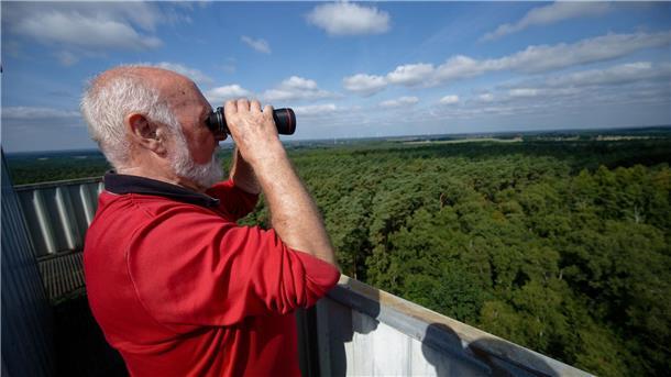 Auf dem Turm im Wald - Rudolf Hoffmann ist Feuerwächter Feuerwächter Rudolf Hoffmann hält am nördlichen Rand des Ruhrgebiets Ausschau nach möglichen Bränden.