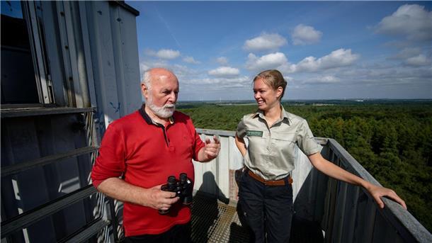 Auf dem Turm im Wald - Rudolf Hoffmann ist Feuerwächter Feuerwächter Rudolf Hoffmann im Gespräch mit Försterin Carla Paul auf dem Feuerwachturm Galgenberg in Nordrhein-Westfalen.
