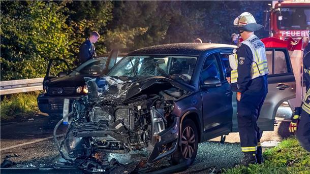 Zwei Tote und sechs Verletzte bei Autounfall in Gummersbach Feuerwehr und Polizei sind an der Unfallstelle in Gummersbach im Einsatz.