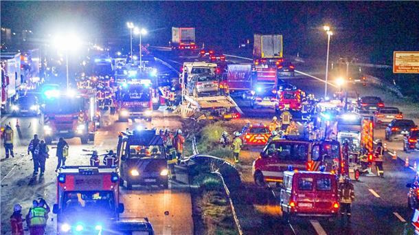 „Trümmerfeld“ auf A5: Lkw schiebt Leitplanke auf Gegenspur Feuerwehr- und Rettungsfahrzeuge stehen nach dem LKW-Unfall bei Raststatt auf der auf der Autobahn 5.