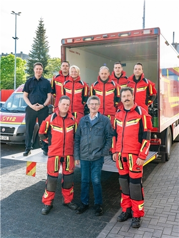 Bremerhaven stärkt Sicherheit: Erfolgreiche Feuerwehr-Lehrgänge Mehrere Personen haben sich zu einem Foto aufgestellt.