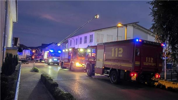 Polizei: Drei Verletzte bei Teil-Einsturz von Supermarktdach Feuerwehrfahrzeuge stehen vor dem Supermarkt.