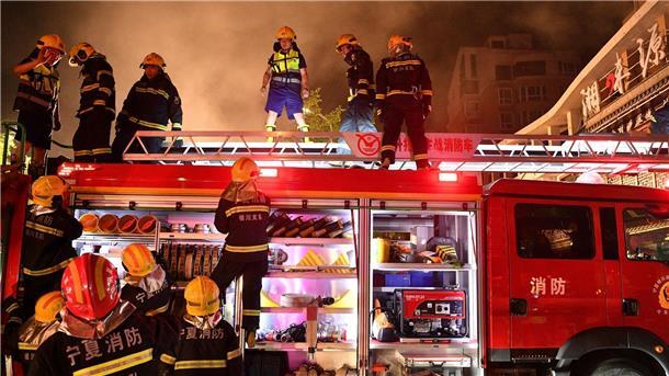 China: 31 Tote bei Gasexplosion in Restaurant Feuerwehrleute am Ort der Explosion in einem Restaurant in der nordwestchinesischen autonomen Region Ningxia Hui.