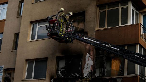 Mindestens 29 Tote nach Brand in Istanbuler Nachtclub Feuerwehrleute an der Unglücksstelle.