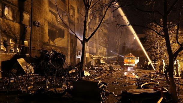 Russischer Kampfjet stürzt über Wohnviertel ab Feuerwehrleute arbeiten am Ort des Einschlags in Jejsk.