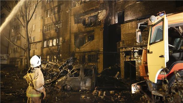 Russischer Kampfjet-Absturz: Jetzt mindestens 13 Tote Feuerwehrleute arbeiten am Ort des Einschlags nach dem Absturz eines Kampfflugzeugs in ein Wohngebiet in Jejsk.