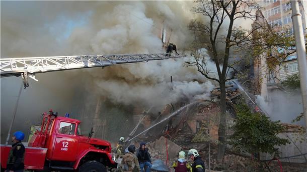 Wieder Luftangriffe auf die Ukraine Feuerwehrleute arbeiten nach dem Beschuss von Gebäuden durch eine Drohne.
