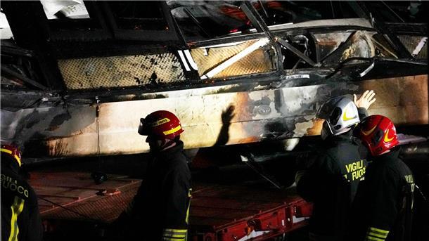 Was führte zu der Buskatastrophe von Venedig? Feuerwehrleute arbeiten nach dem Busunglück an der Unfallstelle.