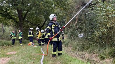 Feuerwehrleute aus ganz Geestland proben die Bekämpfung eines Waldbrandes im Naturschutzgebiet Holzurburg. 