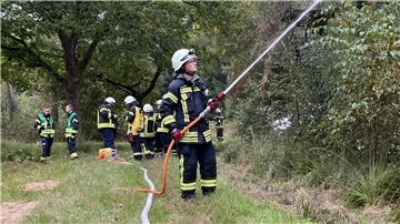 Feuerwehrleute aus ganz Geestland proben die Bekämpfung eines Waldbrandes im Naturschutzgebiet Holzurburg. 