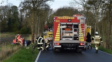 Feuerwehrleute aus Tossens, Burhave und Eckwarden waren im Einsatz, um die junge Frau aus dem Autowrack zu befreien.