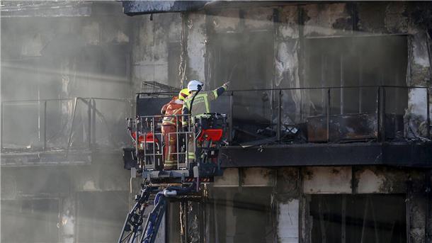 Feuerinferno mit mindestens neun Toten schockt Spanien Feuerwehrleute bei den Löscharbeiten.