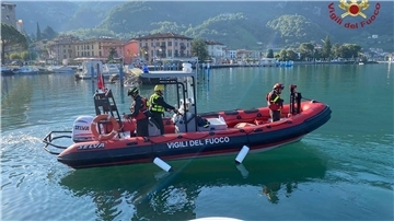 Feuerwehrleute bei der Suche auf dem Iseosee.