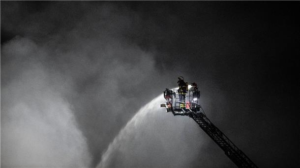 Aufräumarbeiten nach Großbrand in Recyclingfirma Feuerwehrleute bekämpfen einen Brand in einem Recycling-Betrieb für Batterien in Offenbach.