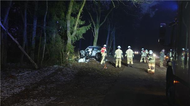 Dutzende Unfälle auf glatten Straßen Feuerwehrleute bergen ein bei Glätte im Landkreis Oldenburg von der Straße abgekommenes Auto.