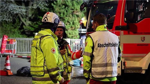 Gaswolke tritt nach Chemieunfall aus - Vier Verletzte Feuerwehrleute berieten das weitere Vorgehen.