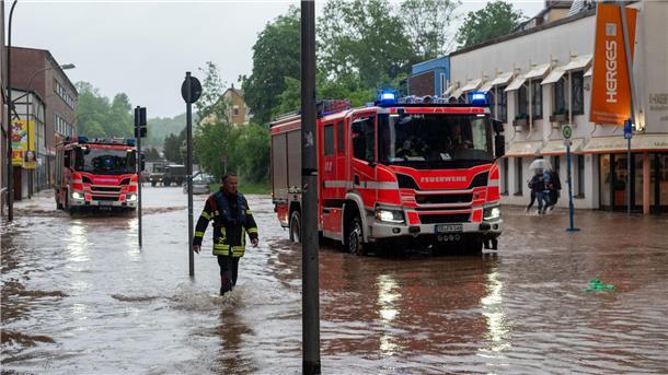 Hochwassernacht im Saarland - Scholz versichert Solidarität Feuerwehrleute bewegen sich durch das Hochwasser in Saarbrücken.