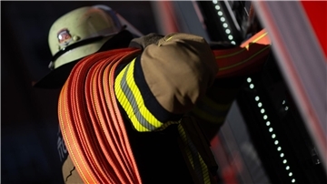 Feuerwehrleute bringen den Brand unter Kontrolle. (Symbolbild)