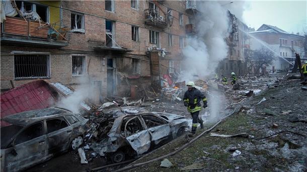Feuerwehrleute des staatlichen ukrainischen Katastrophenschutzes sind in Uschhorod im Einsatz.
