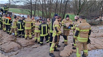 Feuerwehr, Hochwasser, Deich in Sandkrug