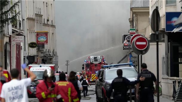 Explosion in Paris fordert zweites Todesopfer  Feuerwehrleute im Einsatz.