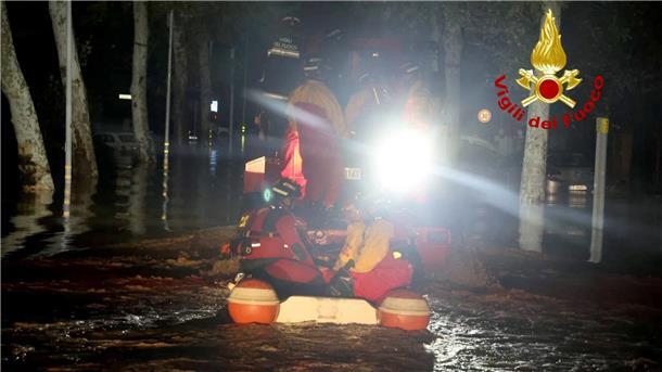 Feuerwehrleute im Schlauchboot in Lamporecchio in der Toskana.