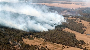 Feuerwehrleute kämpfen weiter gegen ein großes Buschfeuer im Westen des australischen Bundesstaats Victoria.