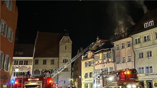 Millionenschaden nach Brand in Altstadt am Bodensee Feuerwehrleute löschen den Brand in dem Dachstuhl eines Hauses in der Überlinger Altstadt.