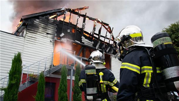 Elf Tote nach Brand in Ferienunterkunft im Elsass Feuerwehrleute löschen den Brand in der Ferienunterkunft in Ostfrankreich.