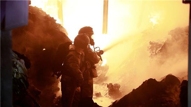 Explosion in Nairobi: Drei Tote und mehr als 200 Verletzte Feuerwehrleute löschen ein Feuer, das durch die Explosion des mit Gaszylindern beladenen Lastwagens verursacht wurde.