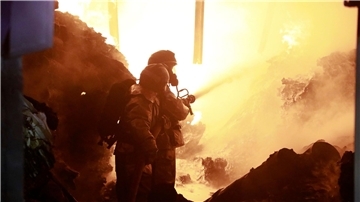 Feuerwehrleute löschen ein Feuer, das durch die Explosion des mit Gaszylindern beladenen Lastwagens verursacht wurde.