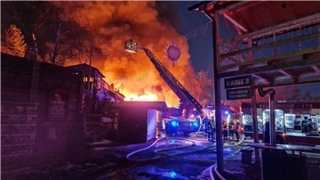 Feuerwehrleute löschen einen Brand in der Westernstadt Pullman City.