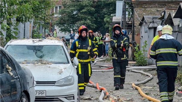 Krieg gegen die Ukraine: So ist die Lage Feuerwehrleute löschen nach einem Raketenangriff auf Kiew ein Feuer.