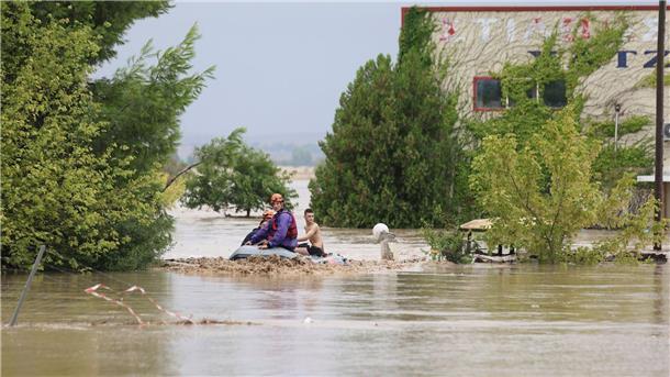 Extremwetter in Griechenland, Türkei und Bulgarien dauert an Feuerwehrleute mit einem Schlauchboot evakuieren Menschen.