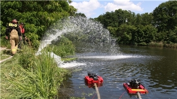Feuerwehrleute pumpen Sauerstoff in den Gleiwitzer Kanal, um das Algenwachstum zu verhindern.