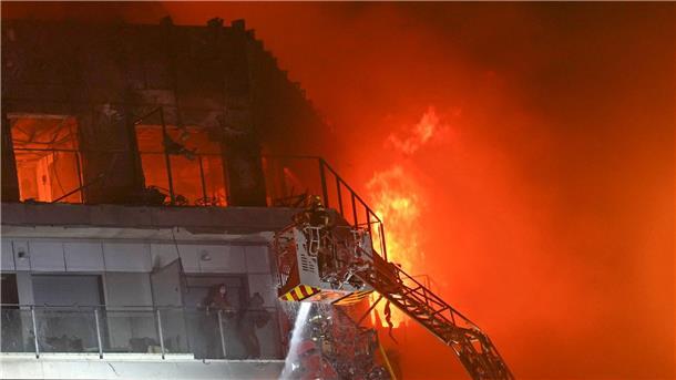 Feuerinferno mit mindestens neun Toten schockt Spanien Feuerwehrleute retten zwei Menschen aus dem brennenden Hochhaus.