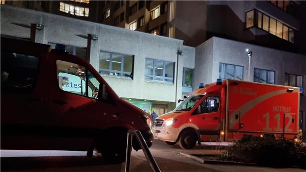 Mann zündet Krankenhausbetten an - vier Verletzte Feuerwehrleute sind am Klinikum am Urban in Berlin-Kreuzberg im Einsatz.