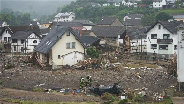 Feuerwehrleute stehen in der Gemeinde Schuld am Tag nach der Hochwasserkatastrophe in den Trümmern. Starkregen führte zu extremen Überschwemmungen.
