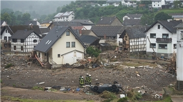 Feuerwehrleute stehen in der Gemeinde Schuld am Tag nach der Hochwasserkatastrophe in den Trümmern. Starkregen führte zu extremen Überschwemmungen.