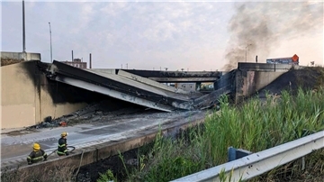 Feuerwehrleute stehen in der Nähe des zusammengebrochenen Teils der I-95.