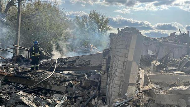 Mehr als 50 Tote durch russischen Angriff bei Charkiw Feuerwehrleute umgeben von Trümmern im ukrainischen Dorf Hrosa. Ein russischer Raketenangriff hat hier Dutzende Menschen getötet.