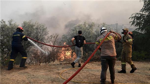 Südeuropa: Viele Brände unter Kontrolle Feuerwehrleute und Freiwillige versuchen, einen Brand bei Nea Anchialos zu löschen.