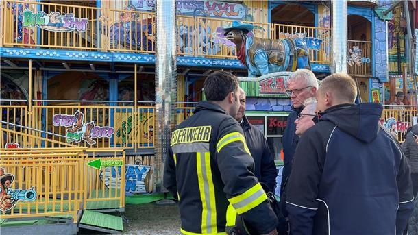39-Jähriger bei Unglück auf Jahrmarkt tödlich verletzt Feuerwehrleute und Polizisten stehen vor dem Funhouse auf dem Pollhansmarkt in Schloß Holte-Stukenbrock.