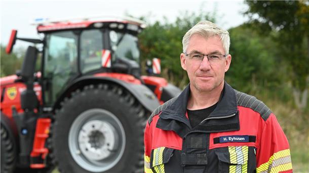 Feuerwehrmann Holger Eyhusen darf als einer von rund 20 Feuerwehrleuten bei der Freiwilligen Feuerwehr Wiesmoor den Feuerwehr-Trecker fahren. 