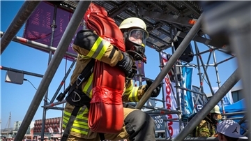 Feuerwehrmann Philipp Reumann von der Feuerwehr Eckwarden bei der Firefighter Combat Challenge.